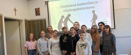 grupa uczniów wolontariatu