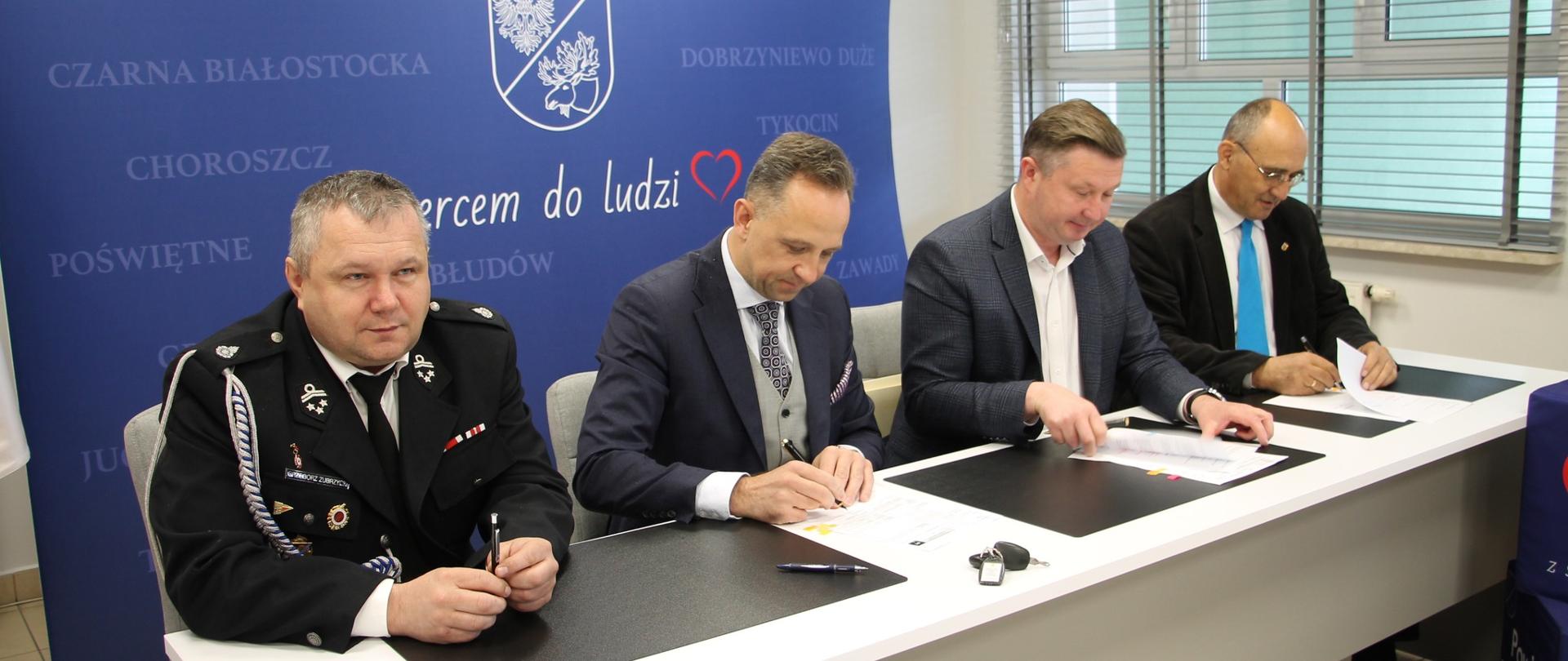 Podpisanie umowy dot. przekazania busa Urząd Miejski w Tykocinie - starosta, wicestarosta, burmistrz Tykocina i komendant OSP Piaski
