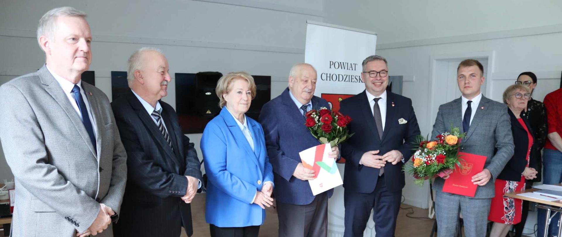 sześć osób stojących obok siebie