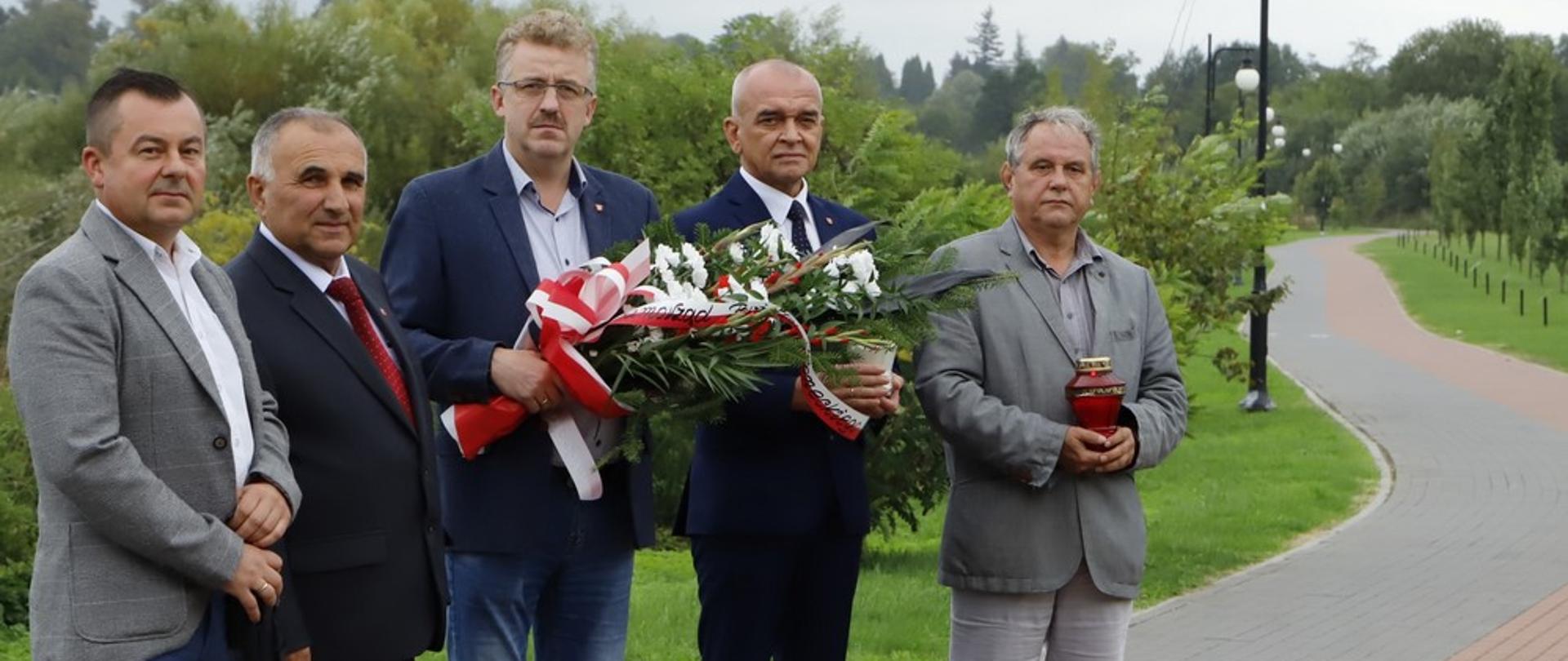 Delegacja powiatu z wiązanką i zniczami