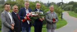 Delegacja powiatu z wiązanką i zniczami