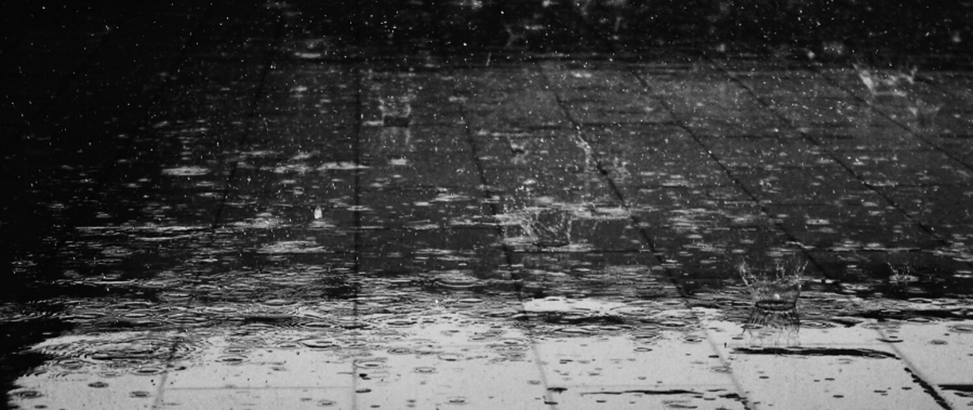 Krople deszczu na chodniku