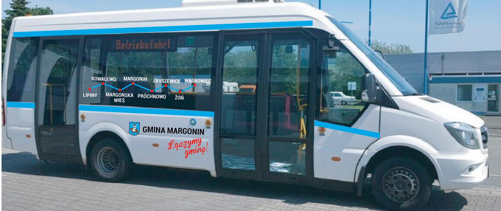 zdjęcie przedstawiające biało-niebieski bus z trasą przejazdu naklejoną na szybie bocznej oraz napisami Gmina Margonin Łączymy gminę!