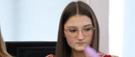 Młodzież w trakcie odgrywania scen w spektaklu