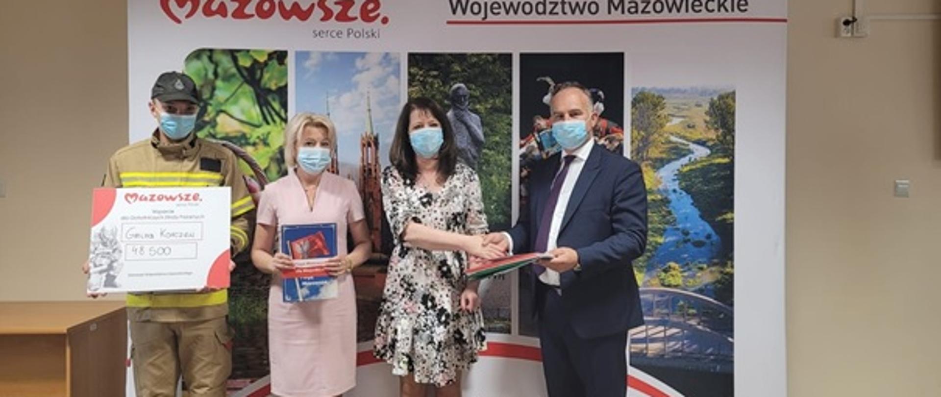 Na zdjęciu od lewej: druh OSP Korczew trzymający czek na kwotę 48 500 zł., Marzanna Kałan- Skarbnik Gminy Korczew, Janina Ewa Orzełowska- Członek Zarządu Województwa Mazowieckiego, Sławomir Wasilczuk- Wójt Gminy Korczew