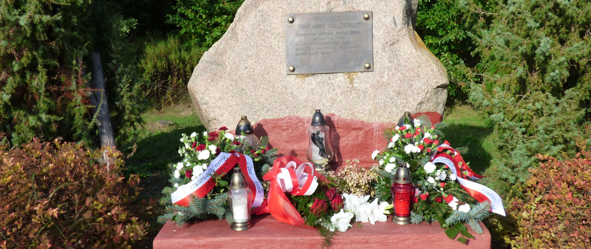 Na fotografii pomnik poświęcony pamięci Marianny Cel „Teresy” – Żołnierzowi Oddziału Wydzielonego Wojska Polskiego Majora Henryka Dobrzańskiego „Hubala”. 