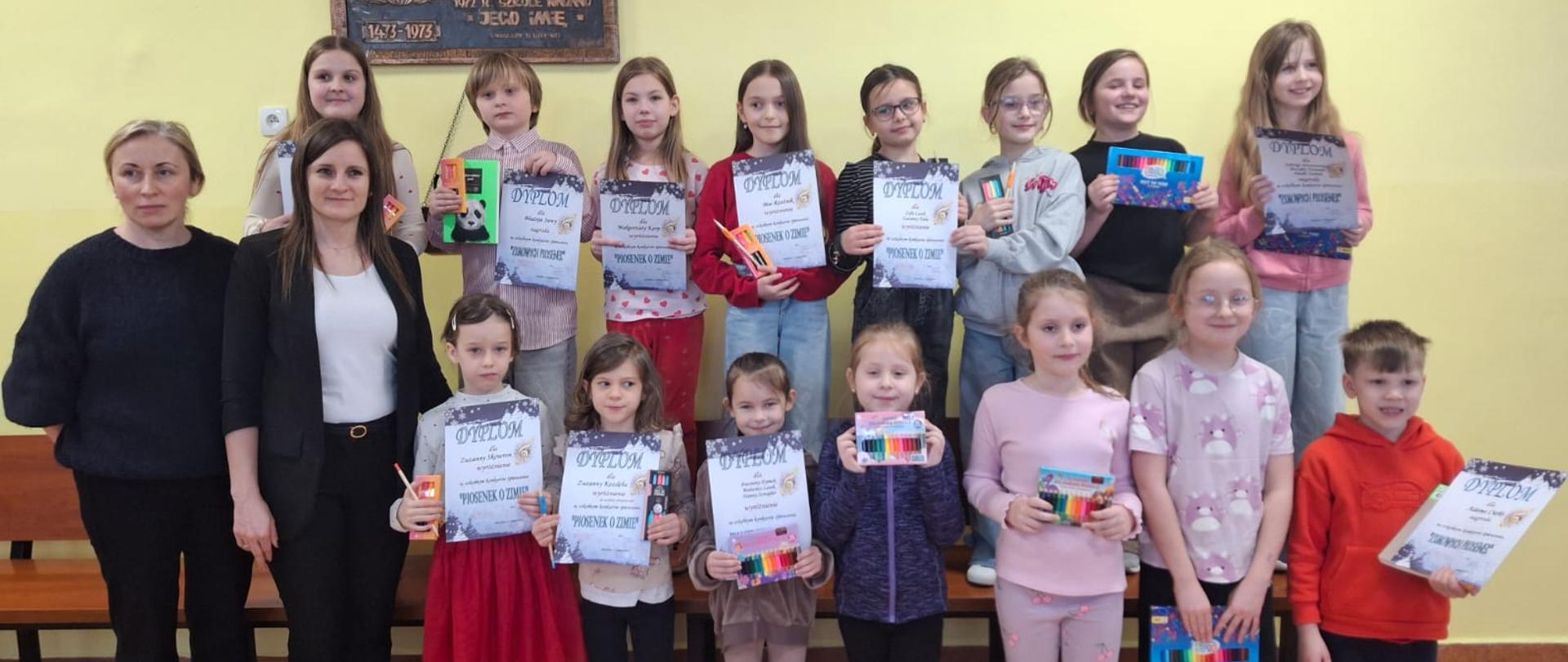 Laureaci konkursu z dyplomami i nagrodami