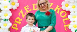 Dyrektor Ewelina Dorota Durzyńska pozuje do zdjęcia z absolwentami przedszkola