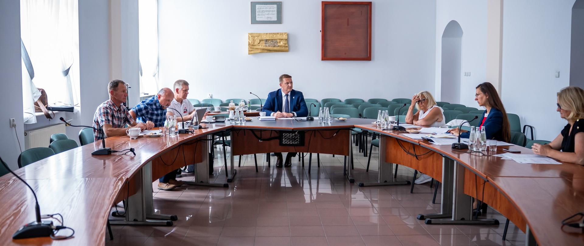 Zdjęcie zbiorowe: posiedzenie Powiatowej Rady Rynku Pracy