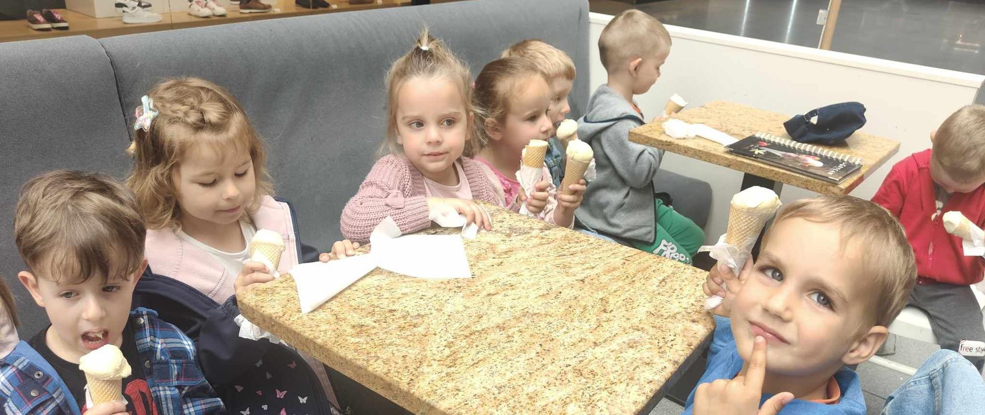 dzieci jedzą lody w galerii navigator w mielcu