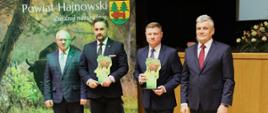 Moment wręczenia pamiątkowej statuetki I Wicewojewodzie Pawłowi Krutul i członkowi Zarządu Markowi Malinowskiego