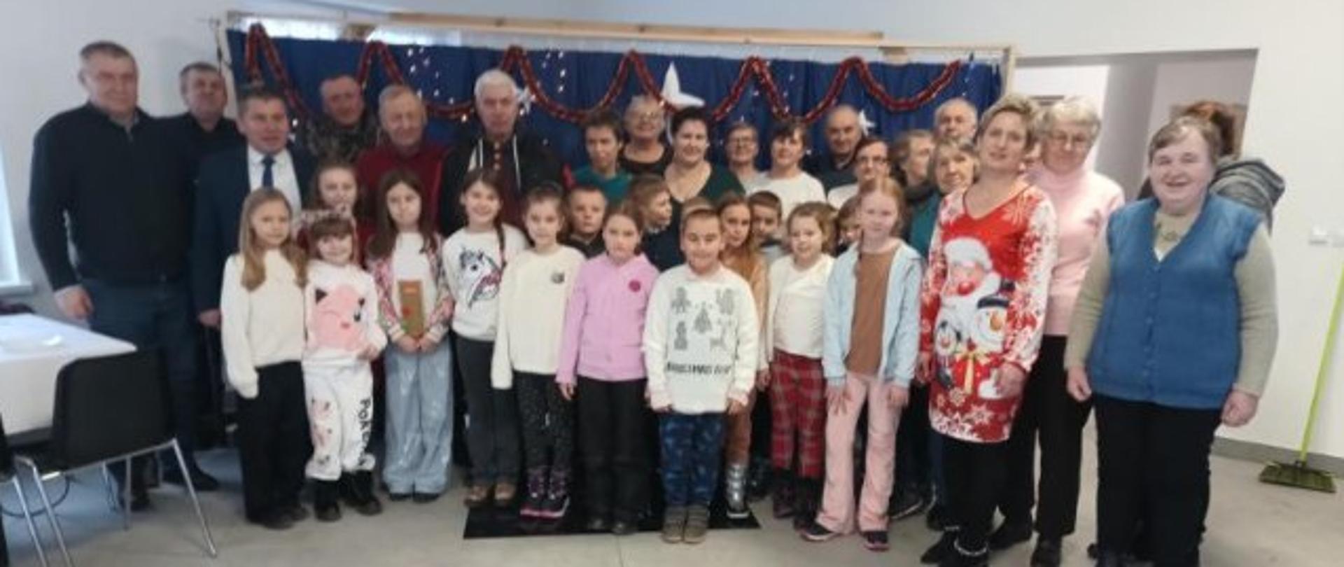 Wspólne zdjęcie z seniorami