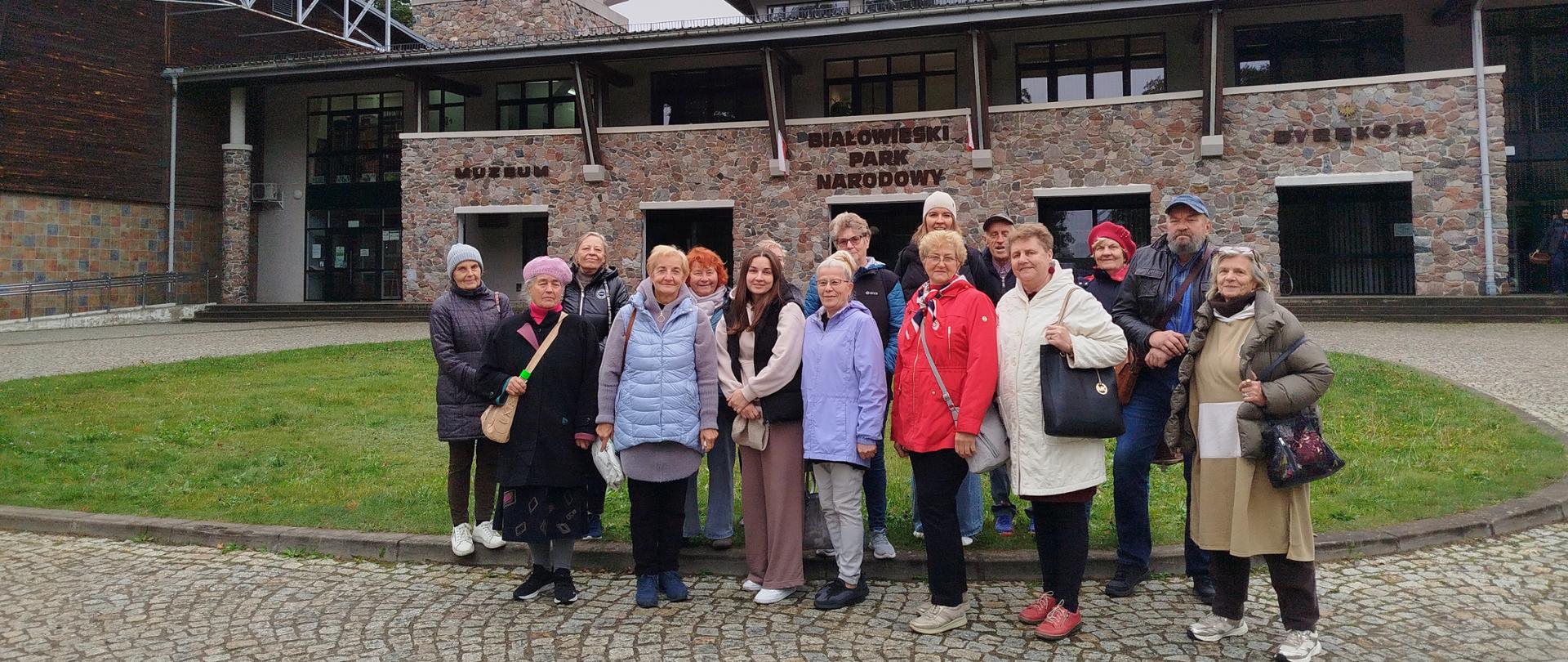 Członkowie klubu senior+ przed muzeum białowieskiego parku narodowego