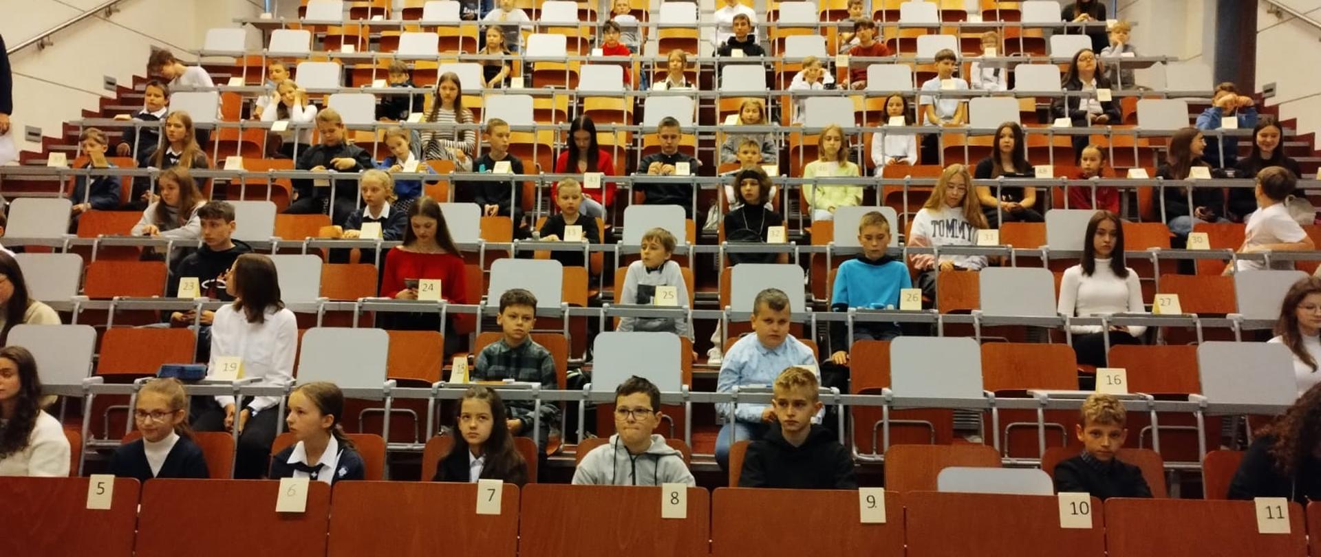 uczniowie na olimpiadzie