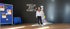 W naszej szkole na Dzień Kobiet uczniowie recytują wiersze.
