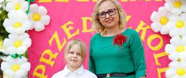 Dyrektor Ewelina Dorota Durzyńska pozuje do zdjęcia z absolwentami przedszkola