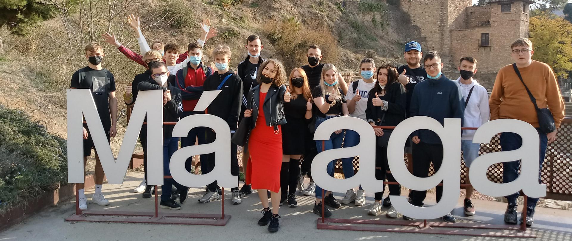 Grupa uczniów w Hiszpanii na tle napisu Malaga