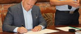 Starosta Polkowicki podpisuje decyzję o zatwierdzeniu projektu scalenia gruntów wsi Brunów