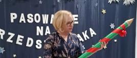 Pasowanie na przedszkolaka z udziałem dzieci i Pani Dyrektor.