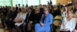 Uczestnicy uroczystości siedzą na sali, w której za chwilę rozpocznie się inauguracja uroczystości