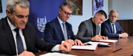 Władze powiatu i gminy Grębocice podpisują umowę na budowę drogi 