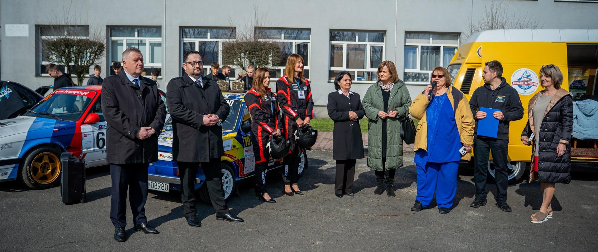 Dzien Otwarty w ZSZ im. W. Pola w Gorlicach. Gości wita dyrektor placówki Renata Stępień. Wśród zaproszonych osób Starosta Gorlicki Mirosław Waląg i Etatowy Członek Zarządu Marek Ludwin