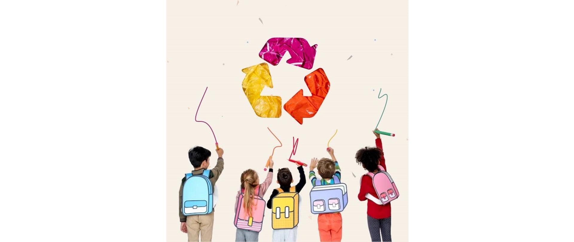 Segregacja odpadów a edukacja dzieci w szkołach. Czwórka uczniów z tornistrami rysuje na ścianie. Nad nimi symbol recyclingu