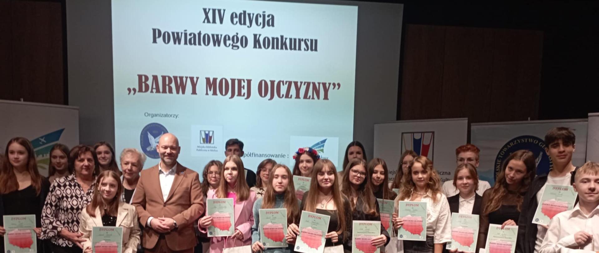 Uczestnicy konkursu na pamiątkowym zdjęciu