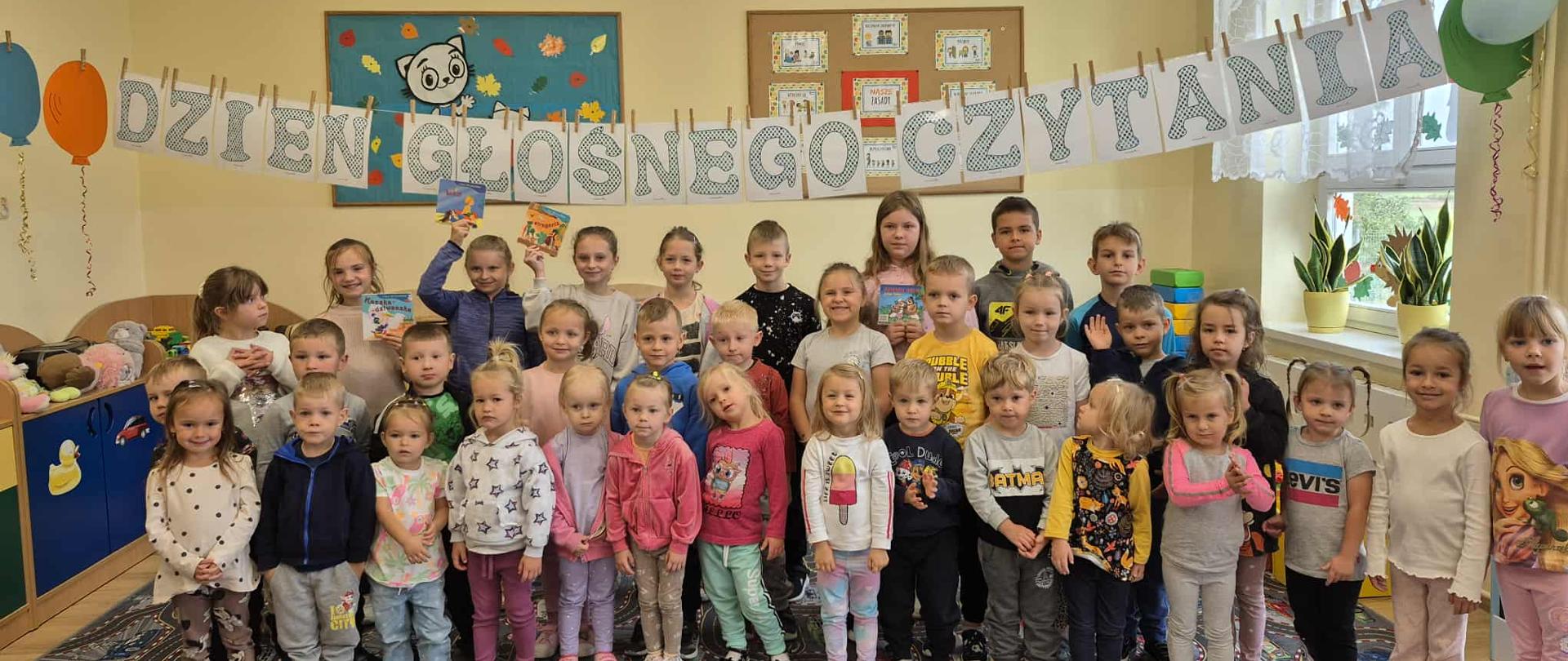 Pamiątkowe zdjęcie wszystkich uczestników biorących udział w Dniu Głośnego Czytania