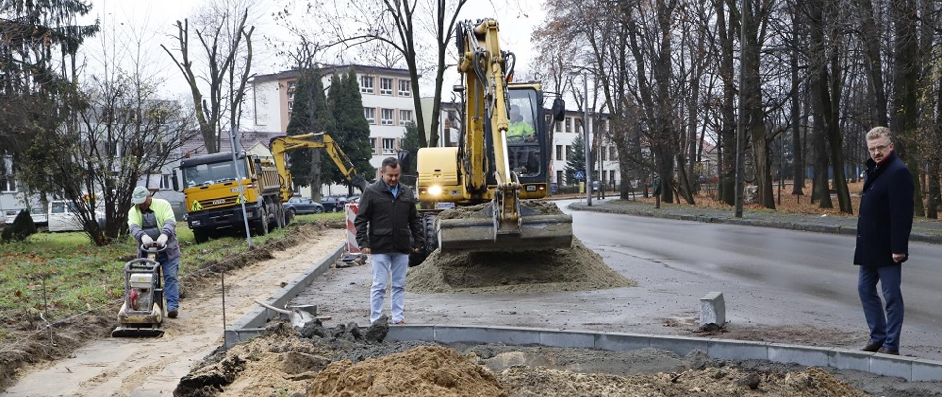 Prace związane z budową nowej nawierzchni chodnikowej przy ulicy Sportowej