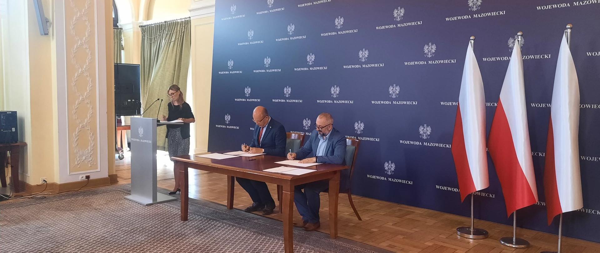 Na zdjęciu Wojewoda Mazowiecki Konstanty Radziwiłł i Starosta Przasnyski Krzysztof Bieńkowski podpisują umowy dofinansowanie przebudowy dróg powiatowych na łączną kwotę ponad 1,7 mln zł. 
