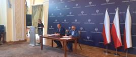 Na zdjęciu Wojewoda Mazowiecki Konstanty Radziwiłł i Starosta Przasnyski Krzysztof Bieńkowski podpisują umowy dofinansowanie przebudowy dróg powiatowych na łączną kwotę ponad 1,7 mln zł. 