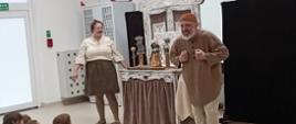 Dzieci oglądają sztukę teatralną z udziałem aktorów