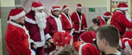 Mikołaje rozmawiają z dziećmi