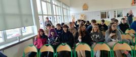 Uczniowie biorący udział w lekcji