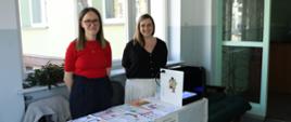 Prezentacja stoisk towarzyszących konferencji - przedstawicielki hajnowskiego sanepidu pozują do zdjęcia