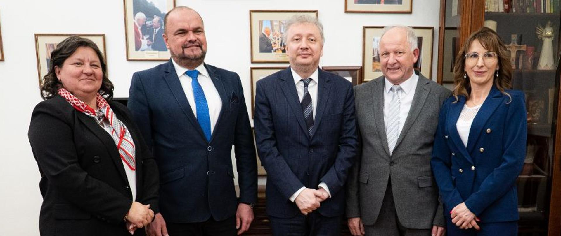 W gabinecie burmistrza pozują do zdjęcia od lewej: Skarbnik Gminy Małgorzata Leśniak, Przewodniczący Rady Miejskiej w Kalwarii Zebrzydowskiej, Wiceminister Finansów Sebastian Skuza, Burmistrz Augustyn Ormanty, Sekretarz Gminy Renata Borończyk
