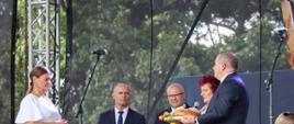 Pani Wójt, starostowie dożynek oraz zaproszeni goście na scenie