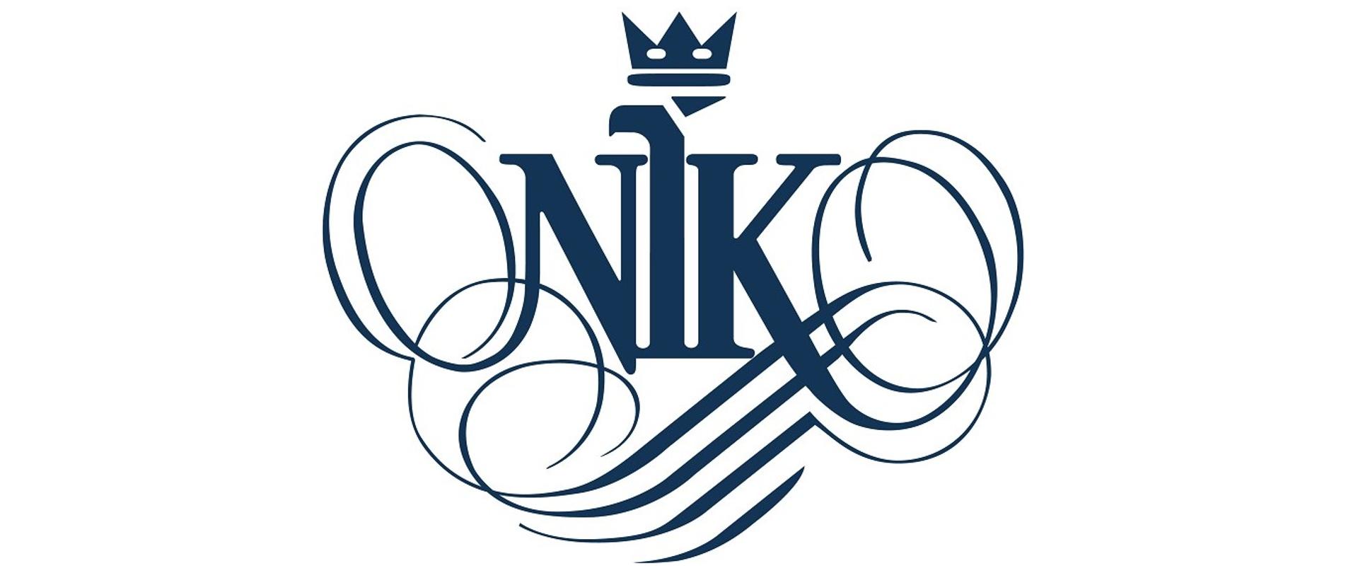 Logo Najwyższej Izby Kontroli. Stylizowany skrót NIK z sylwetką orła w koronie w miejscu litery I, wykonany niebieskim kolorem na białym tle