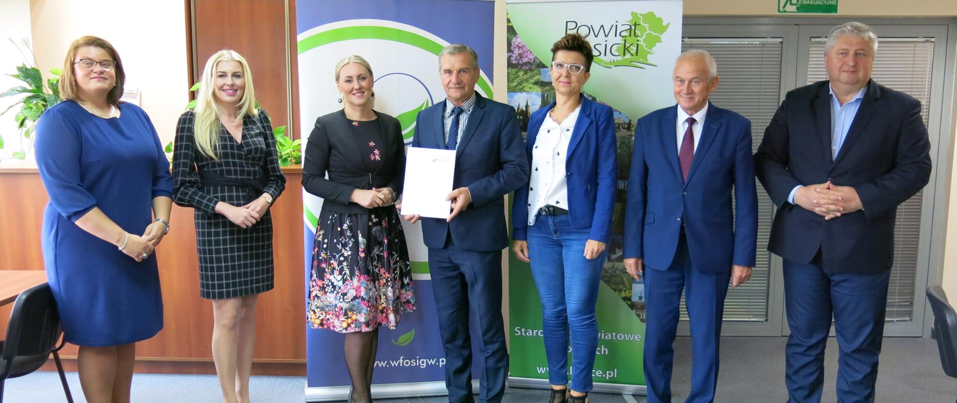 Podpisanie umów z samorządami , które otrzymały środki z WFOŚiGW na usuwanie azbestu.