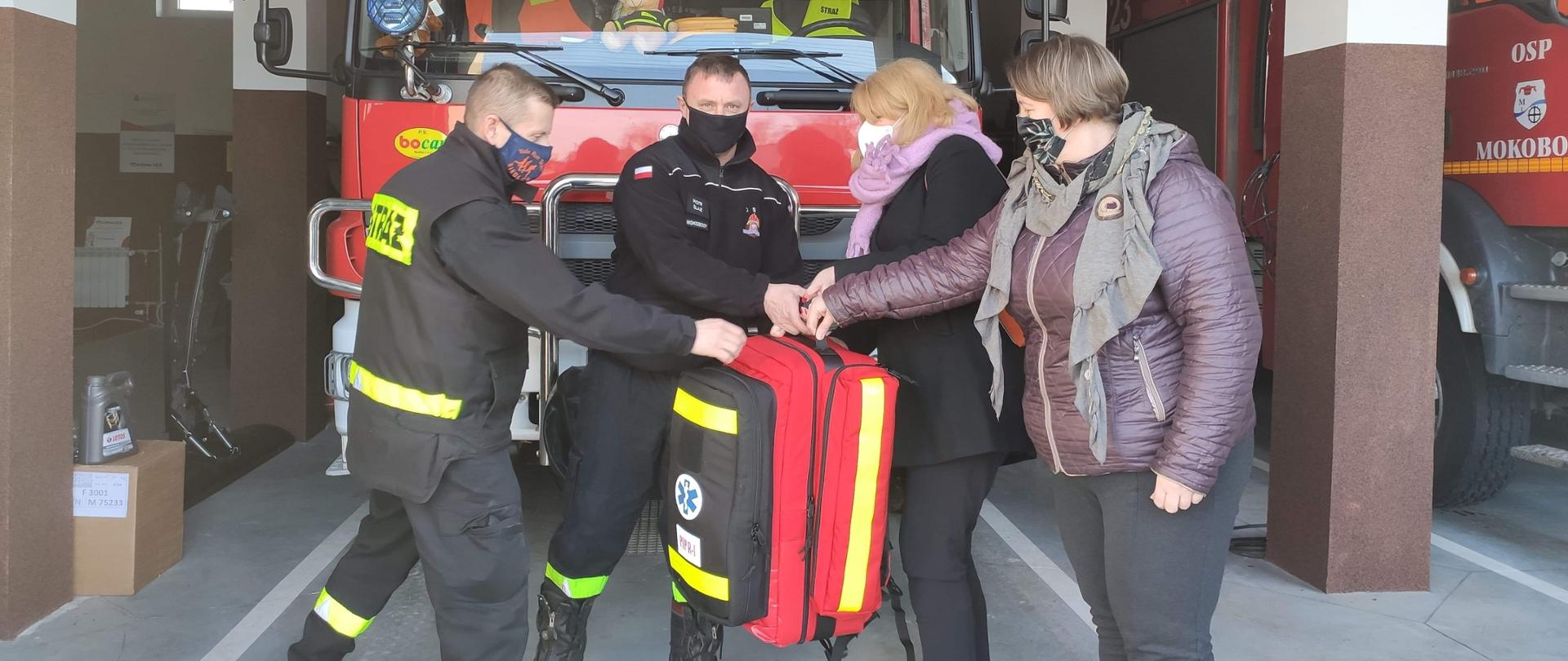 Wójt Gminy Mokobody, Kierownik GOPS i Strażacy OSP z nowym plecakiem PSP R-1