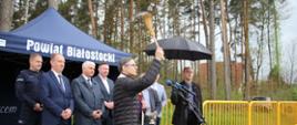 Modlitwa i poświęcenie przez księdza z parafii w Bokinach