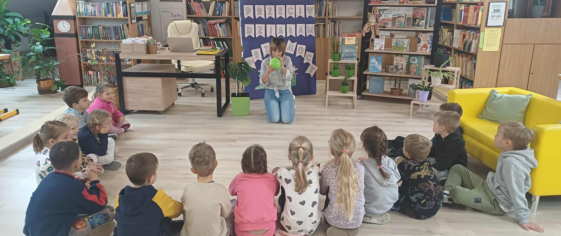 grupa dzieci na zajęciach 