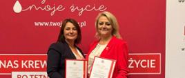 Dyrekcja szkoły pozuje do zdjęcia z przyznaną nagrodą