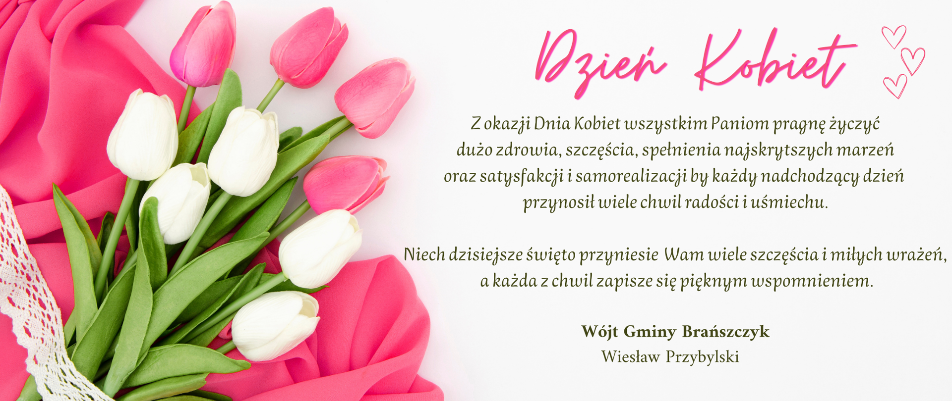 Baner z życzeniami, bukiet tulipanów na różowym materiale, obok tekst życzeń.