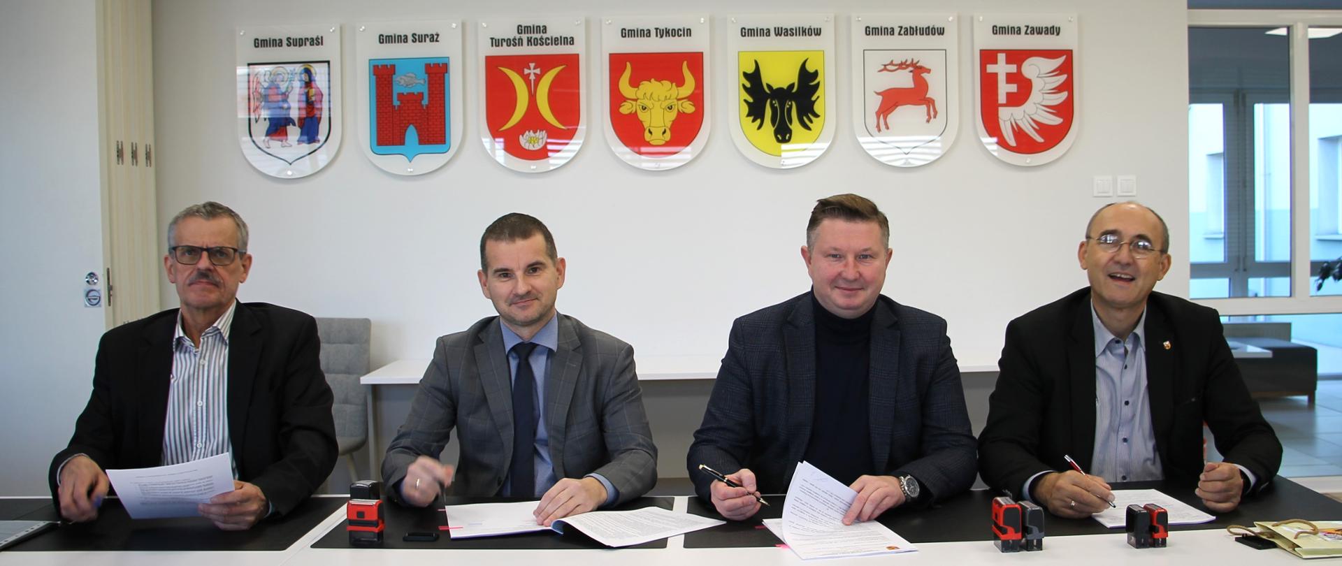 Fot. podpisanie umowy w Sali konf. starostwa 