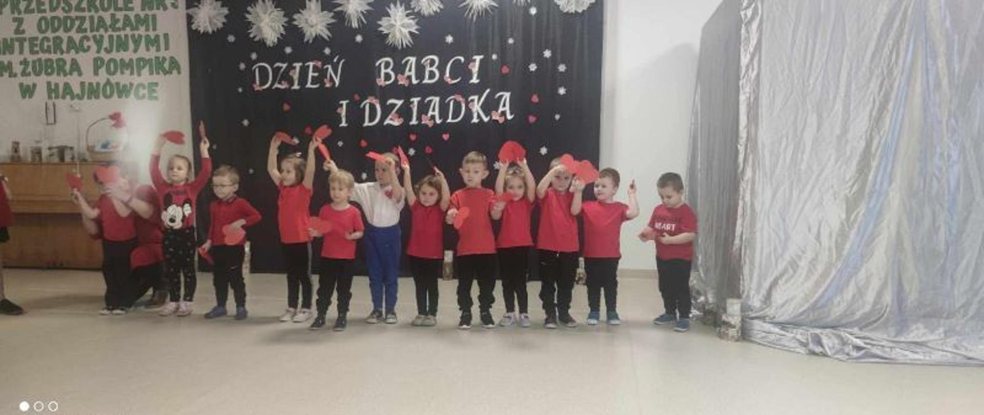 Dzieci w trakcie występu artystycznego.