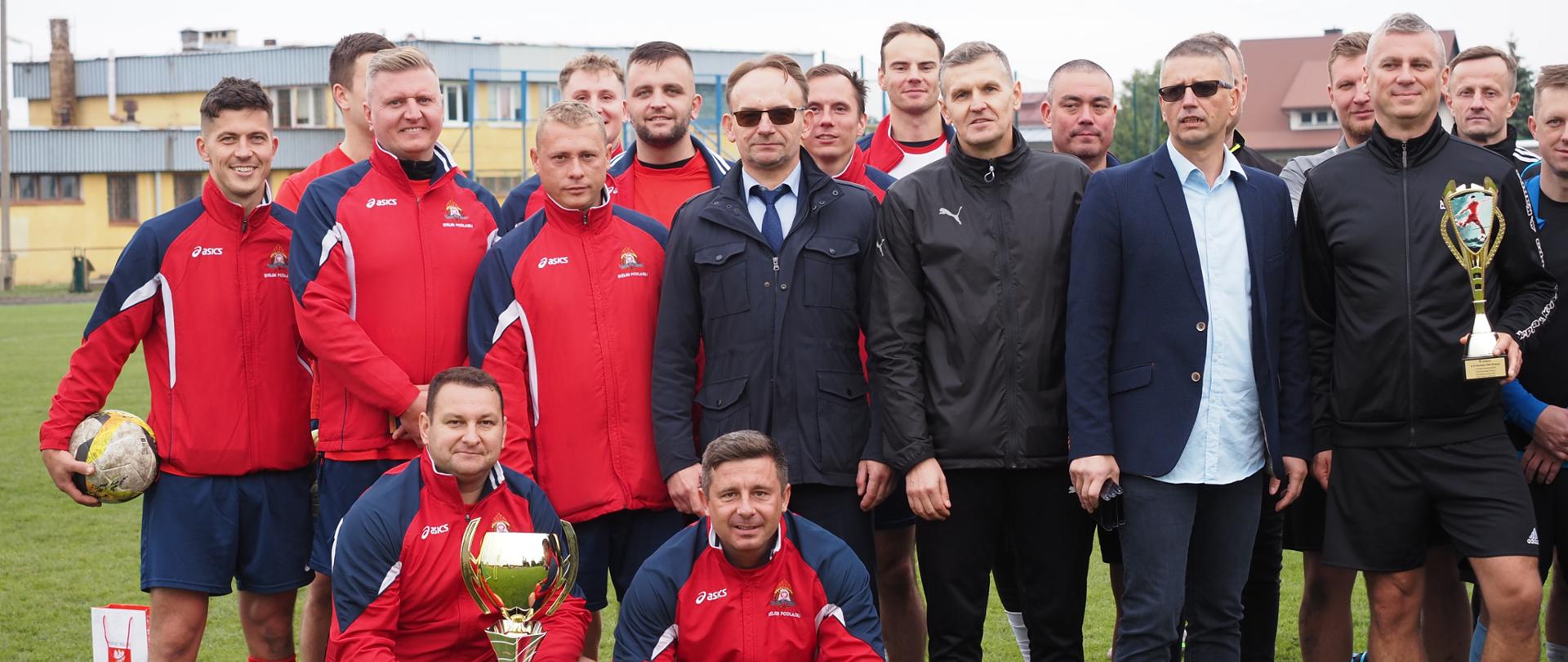 Wicestarosta Piotr Bożko ze zwycięzcami turnieju służb mundurowych w piłce nożnej - reprezentacją KP PSP w Bielsku Podlaskim