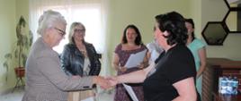 Moment podziękowań rodzicom zastępczym za poświęcenie i pracę