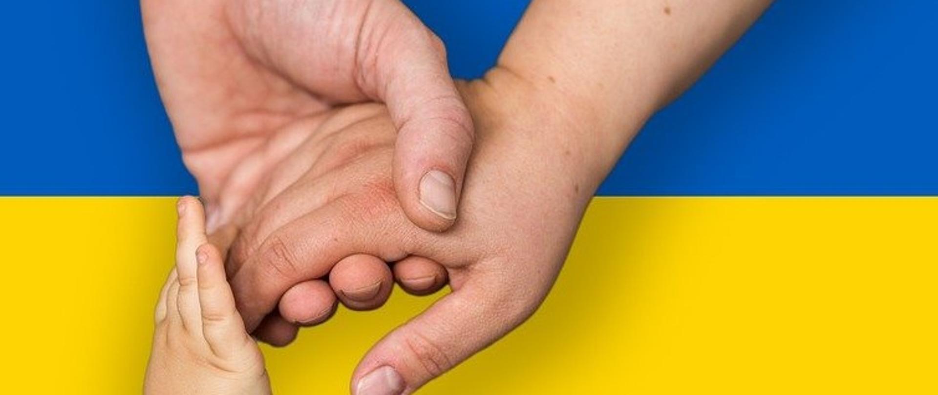 grafika przedstawia flagę Ukrainy i dłonie trzech osób 